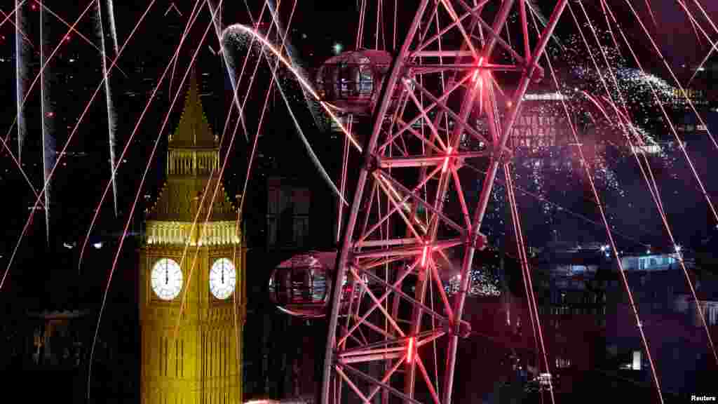 Tűzijáték a Big Ben és a London Eye felett az újévi ünnepségek alkalmából Londonban 2024. január 1-jén