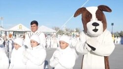 Diňle: Serdar Berdimuhamedow çagalar üçin Täze ýyl tomaşasyna gatnaşdy 