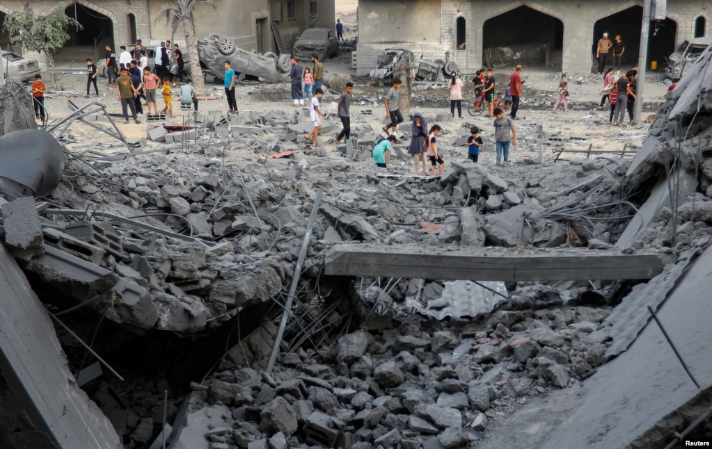 Mbetjet e ndërtesave të shkatërruara nga sulmet izraelite në Han Junis, 23 tetor 2023.  