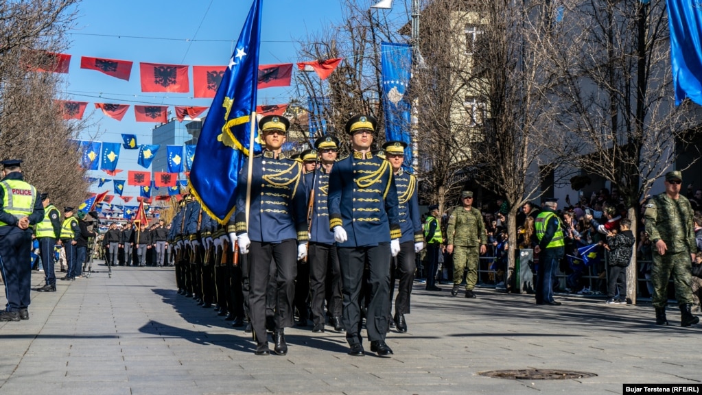 Për shënimin e 15-vjetorit të pavarësisë së Kosovës, pjesëtarët e Forcës së Sigurisë së Kosovës dhe ata të Policisë së Kosovës parakaluan në sheshet kryesore të Prishtinës. 