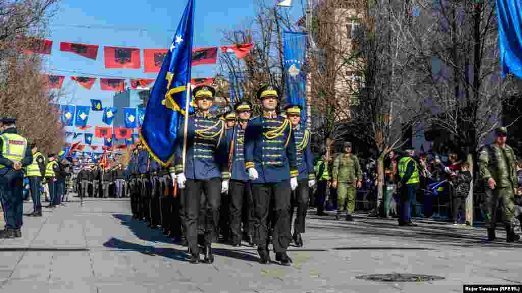  Povodom obeležavanja 15. godišnjice nezavisnosti Kosova, glavnim prištinskim trgovima prodefilovali su pripadnici Kosovskih bezbednosnih snaga i kosovske policije. &nbsp; &nbsp; &nbsp; 