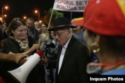 Mihai Șora și soția sa, Luiza Palanciuc - Șora, la protestele Rezist, zi și noapte, indiferent de temperaturile scăzute sau ridicate și de vârsta înaintată - aici pe 11 august 2018, la 102 ani