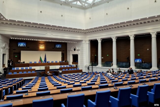 Полупразната пленарна зала в неделя.