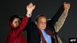 نوازشریف د خپلې لور مریم نواز سره د اکتوبر پر ۲۱مه په لاهور کې جلسې ته تر وینا مخکې. 