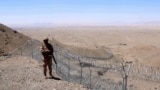 يو پاکستانی سرتېری پر ډيورنډ کرښې له اغزن تار سره نېږدې ګزمه کوي ـ پخوانی انځور