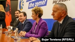 Premijer Kosova Aljbin Kurti (drugi s leva) tokom sastanka u Prištini 29. maja sa liderima Partije za demokratsko delovanje iz Preševske doline.