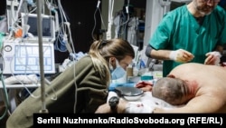 Военные медики оказывают помощь раненому военнослужащему в стабпункте. Украина, ноябрь 2022 года