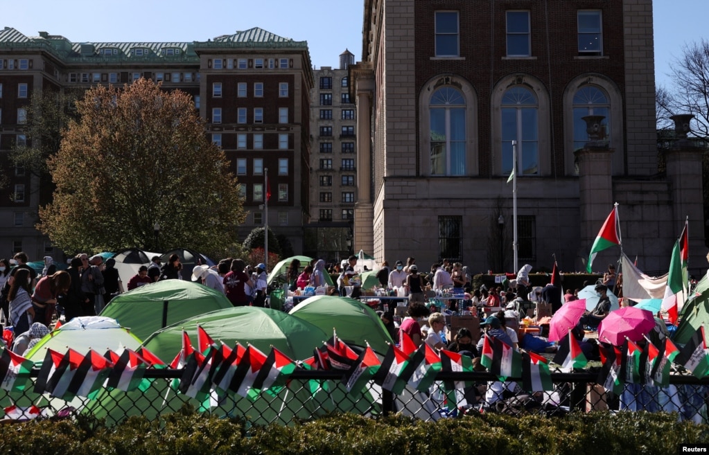 Studentët e Universitetit Columbia kanë vendosur flamuj palestinezë përreth tendave ku po protestojnë.