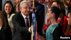 Мексиканын президенти Андрес Мануэль Лопес Обрадор жана жаңы шайланган мамлекет башчысы Клаудия Шейнбаум. 