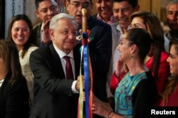 Нынешний президент Мексики Андрес Мануэль Лопес Обрадор вручает Клаудии Шейнбаум символический эстафетный жезл в день утверждения ее официальным кандидатом в борьбе за президентство от их партии "Движение национального возрождения" (Morena). Мехико, 7 сентября 2023 года