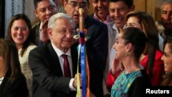 Președintele Mexicului, Andres Manuel Lopez Obrador, predă ștafeta Claudiei Sheinbaum, după ce aceasta a fost aleasă de Mișcarea de Regenerare Națională (MORENA) pentru a candida la prezidențiale, septembrie 2023.