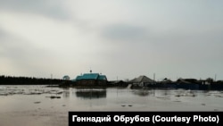 Церковь и магазин (слева) в затопленном селе Подволошино, Иркутская область