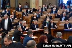 Orbán Viktor és a fideszes képviselők szavaznak a parlamentben a veszélyhelyzeti kormányzásról szóló törvényről 2020. március 30-án