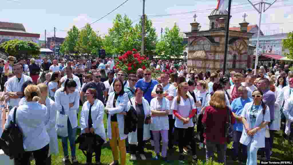 Punonjës të institucioneve që punojnë sipas sistemit serb, por edhe në ato me sistemin e Kosovës, duke protestuar në Graçanicë.