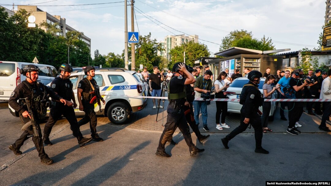 Полиција пред судот каде што се случила експлозијата, Киев, 5 јули 2023 година.