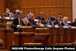 Premierul Marcel Ciolacu va fi prezent astăzi în Parlament, unde se va vota tăierea pensiilor speciale pentru anumite categorii profesionale.