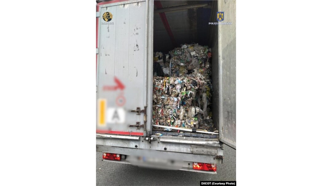 Transport ilegal de deșeuri. Imagine furnizată de DIICOT.