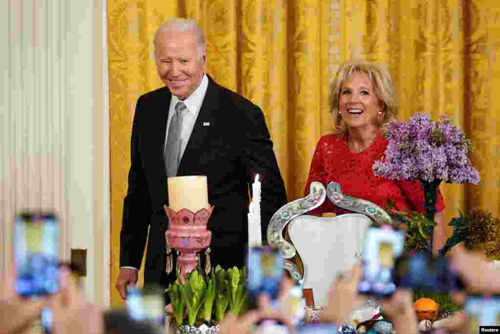 Presidenti i SHBA-së, Joe Biden, dhe zonja e parë, Jill Biden, mbërrijnë në pritjen e organizuar për të festuar Nevruzin në Shtëpinë e Bardhë në Uashington, SHBA, 20 mars 2023.