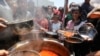 Palestinci se okupljaju da prime obrok dobrotvorne kuhinje, Kan Junis u južnom delu Gaze, 19. jun 2024.