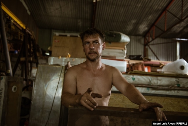 Andriy Denysenko, hulumtues dhe restaurues, duke punuar në ruajtjen e një anije të sapogjetur.