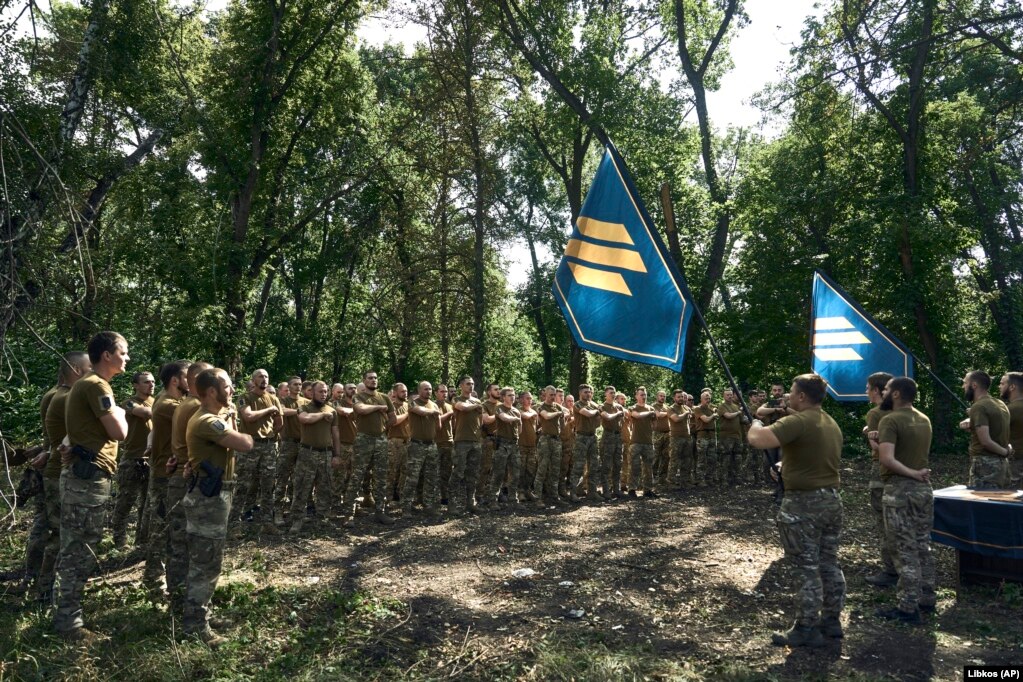 Войници от 3-та щурмова бригада на Украйна по време на церемония край Бахмут. Снимката е от 3 септември. Новината за украинските успехи на бойното поле идва след безпокойството на Запада от бавния темп на украинското настъпление. Според анализатори продължаващата месеци украинска контраофанзива на практика е спряла пред руската отбрана.