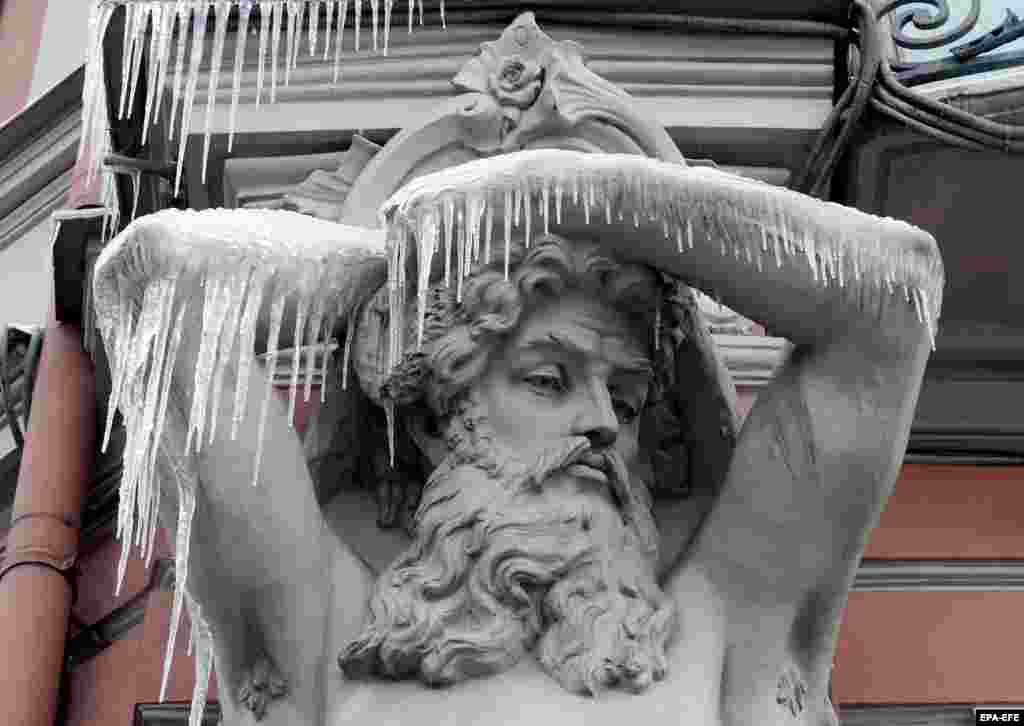 Një skulpturë e mbuluar me akull në Pallatin Beloselsky-Belozersky në Shën Petersburg, Rusi.