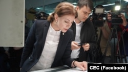Președinta CEC, Angelica Caraman, verifică buletinele de vot pentru alegerile locale, octombrie 2023.