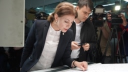Președinta CEC, Angelica Caraman, verifică buletinele de vot pentru alegerile locale, octombrie 2023.
