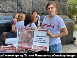 Тетяна Матюшенко на мітингу нагадує про свого чоловіка, який в полоні з 2017 року