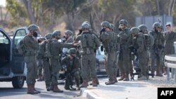 Gallan izraeli védelmi miniszter azt mondta: a Hamász „háborút indított Izrael állam ellen”. Az izraeli csapatok „minden helyszínen harcolnak az ellenség ellen”