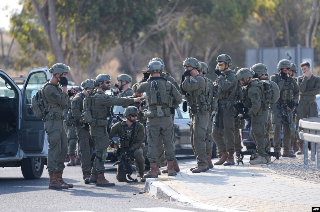 L'esercito israeliano è in massima allerta e afferma che difenderà i civili israeliani e che Hamas pagherà un prezzo alto per le sue azioni. 