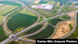 Nodul rutier de autostradă de la Turda, județul Cluj, este considerat cel mai spectaculos din țară. Tronsonul de 52 kilometri Câmpia-Turzii-Turda-Gilău (lângă Cluj-Napoca) este singurul finalizat și inaugurat de Bechtel, în două etape, 2009 și 2010.