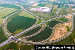 Considerat unul din cele mai spectaculoase din țară, nodul de autostradă de la Turda face legătura atât cu autostrada Transilvania (A3), cât și cu Sebeș (A10) și de acolo cu sudul și vestul țării.