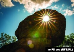  Оформена с каменни сечива орнитоморфна канара. Ориентирана е в западна посока, към залеза. Намира се край село Коняво, община Кюстендил. От изложбата на Иво Филипов 