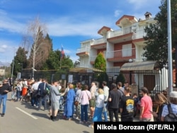 Red za glasanje na predsjedničkim izborima ispred Ambasade Rusije u Podgorici, 17. marta 2024.