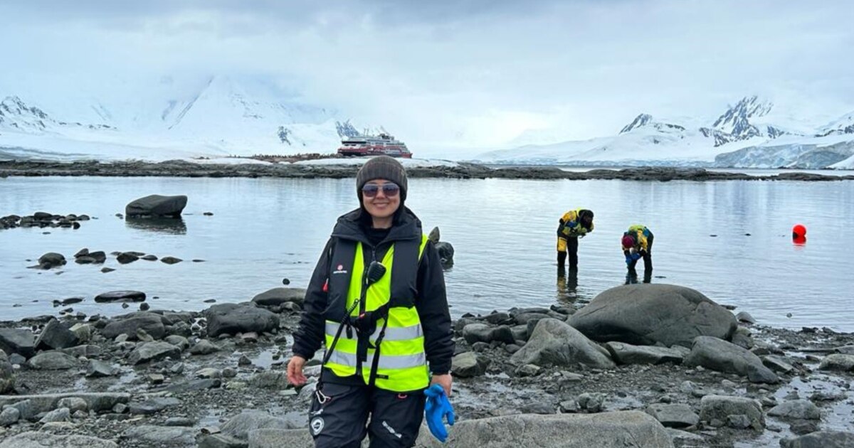 Ішімдік ішкен әйел Сүтпен үлкен кеуделер