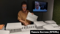  Катя Стоянова демонстрира модел на форума на Херкалея Синтика, който ще бъде изложен в пространството за социализация покрай античния град. 