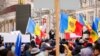 Учасники акції у Кишиневі, організованої проросійською партією «ШОР», намагалися прорватися до парламенту. Молдова, 28 лютого 2023 року