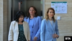 Преговорният екип на ГЕРБ: Деница Сачева (в средата), Рая Назарян (вдясно) и Теменужка Петкова (вляво), 18 юни 2024 г.