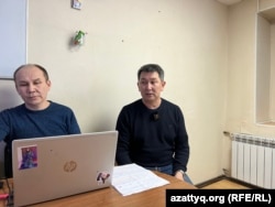 Кандидат Лұқпан Ахмедияров (оң жақта) және Jaria қоғамдық қорының бақылаушысы Мұрат Байдекенов баспасөз мәслихатында. Орал, 21 наурыз, 2023 жыл.