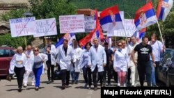 Kolonu građana koji su šetnjom pružili podršku uhapšenim Srbima prevodili su ljekari i medicinsko osoblje Kliničko bolničkog centra u Sjevernoj Mitrovici, 19. juni 2023.