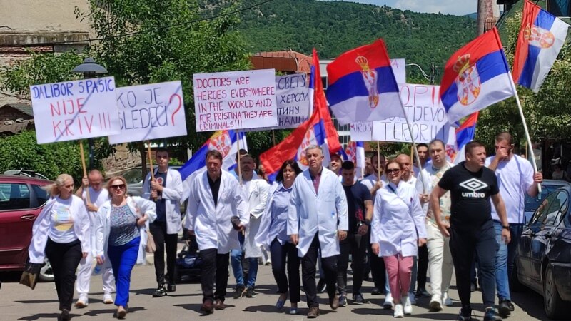 Šetnja u Severnoj Mitrovici u znak podrške uhapšenima