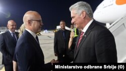 Ministar odbrane Srbije Miloš Vučević i predsednik Kube Migel Dijas-Kanel Bermudes na aerodromu u Beogradu, 20. juni 2023.