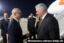 Президент Куби Мігель Діас-Канель (праворуч) під час прибуття з візитом до Себії в 2023 році (арзівне фото)