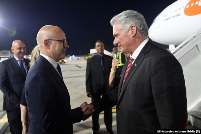 Президент Куби Мігель Діас-Канель (праворуч) під час прибуття з візитом до Себії в 2023 році (арзівне фото)