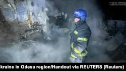 Рятувальник працює на місці російського удару по Одесі, архівне фото