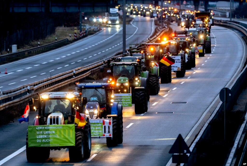 Fermerët me traktorët e tyre në një autostradë në Frankfurt, Gjermani.