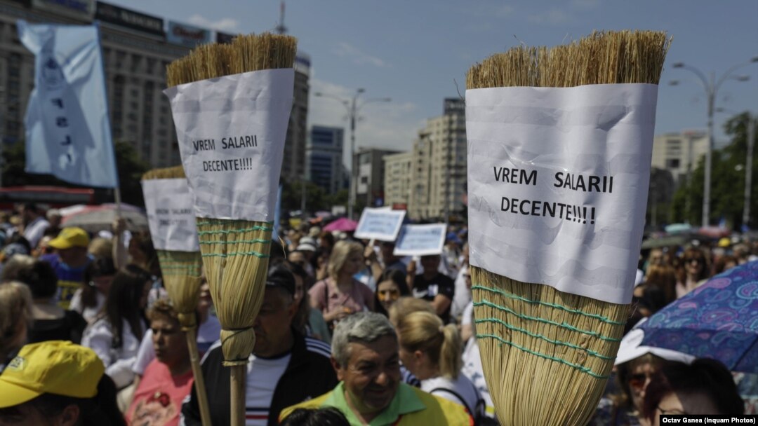 Profesorii şi alţi angajaţi din învăţământ protestează în Bucureşti şi în alte oraşe din ţară. La protestul din Piaţa Victoriei din capitală (în imagine) sunt aşteptaţi mii de participanţi.