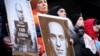 Во время акции возле консульства России в США в день сообщения о смерти оппозиционера Алексея Навального в российской тюрьме. Нью-Йорк, 16 февраля 2024 года