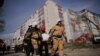 Рятувальники несуть тіло загиблої людини, Умань, 28 квітня 2023 року